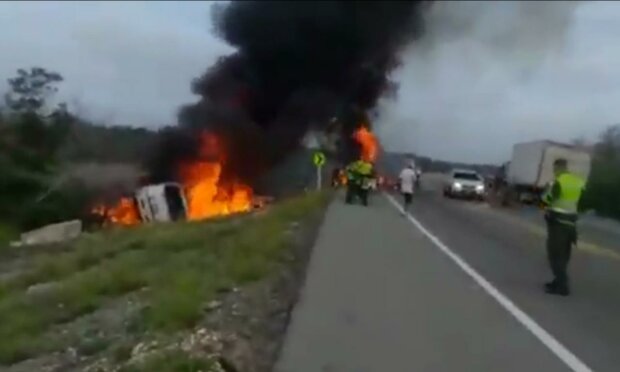 Халяви закортіло: натовп збігся на перевернутий бензовоз і злетів у повітря