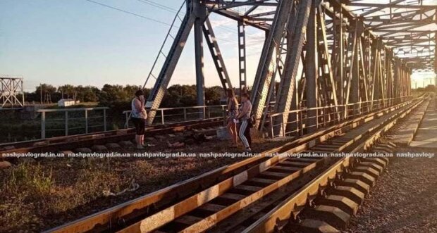 Під Дніпром міст всадив у хлопчину убивчий розряд — миттєва смерть