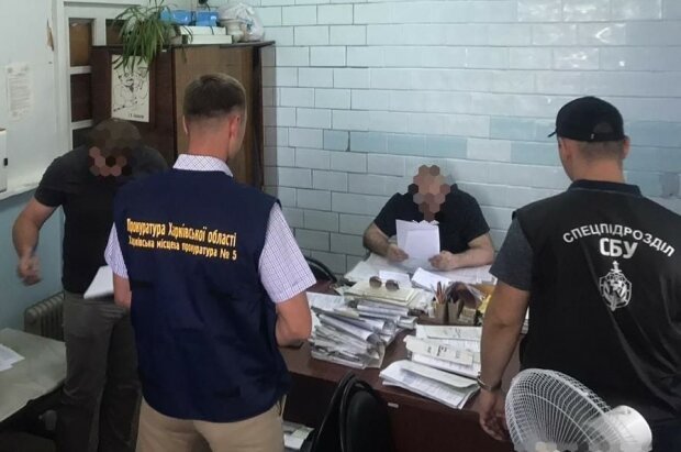 У Харкові перевертні в халатах поставили чоловіка з інвалідністю “на лічильник”: довідка в обмін на конверт