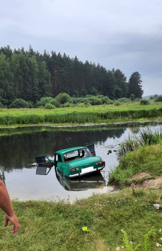 Під Житомиром машина вилетіла в водойму, водій загинув