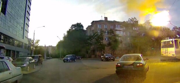 У Запоріжжі тролейбус наповнений пасажирами спалахнув на ходу – рятуйся хто може