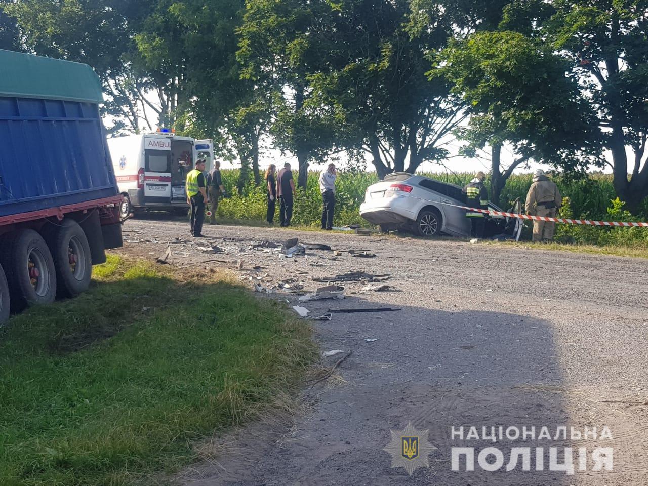Під Вінницею багато людей загинуло в ДТП з вантажівкою: фото