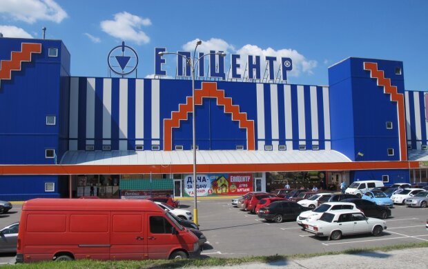 Госпіталізували в лікарню: невідомий випадково влаштував стрілянину в “Епіцентрі” та поранив касира