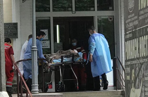 До Києва прибув літак з пораненими захисниками України, медиків підняли по тривозі: “Хлопці без рук, без ніг…”