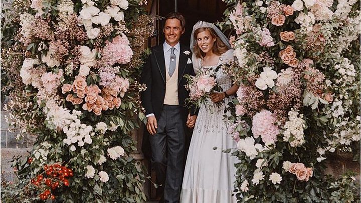 У вінтажній сукні: королівський палац поділився першими знімками з весілля принцеси Беатріс