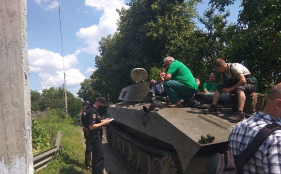 На Хмельниччині місцеві жителі повстали проти української військової техніки