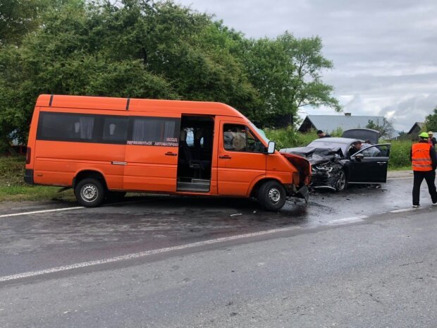 Під Львовом переповнена маршрутка влетіла у легковик, десяток покалічених людей у лікарні