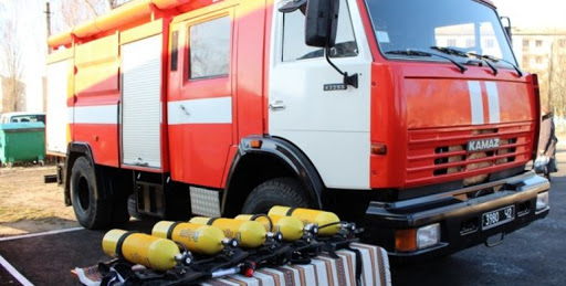 У Росії натовп п’яних чоловіків почав бійку з пожежними, які прибули на виклик: відео