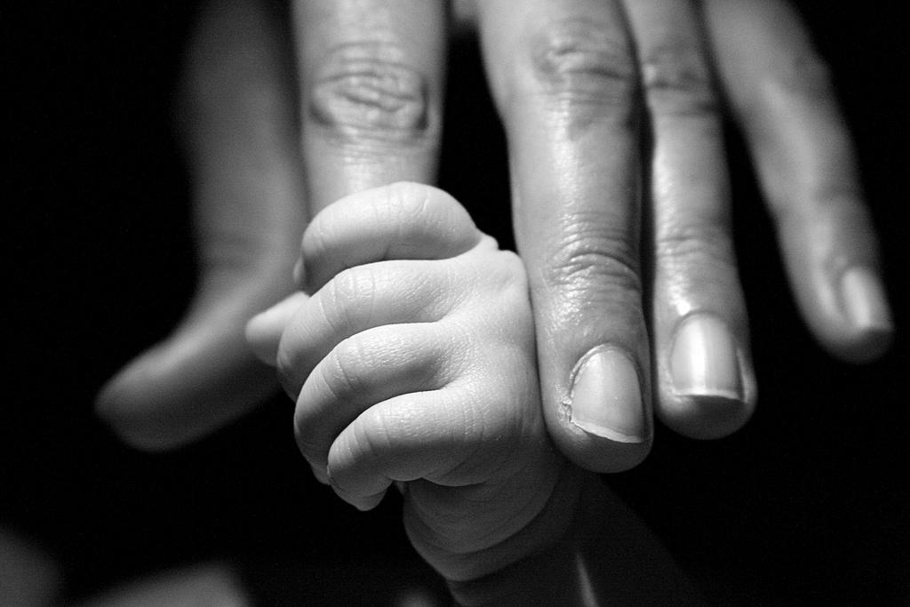 У Києві бабуся назовсім залишила маленьких внучат на вулиці біля магазину (фото)