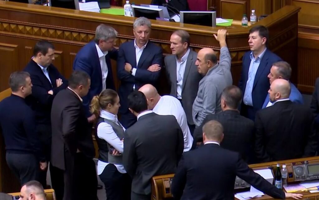 В Україні можуть заборонити партії Медведчука та Шарія