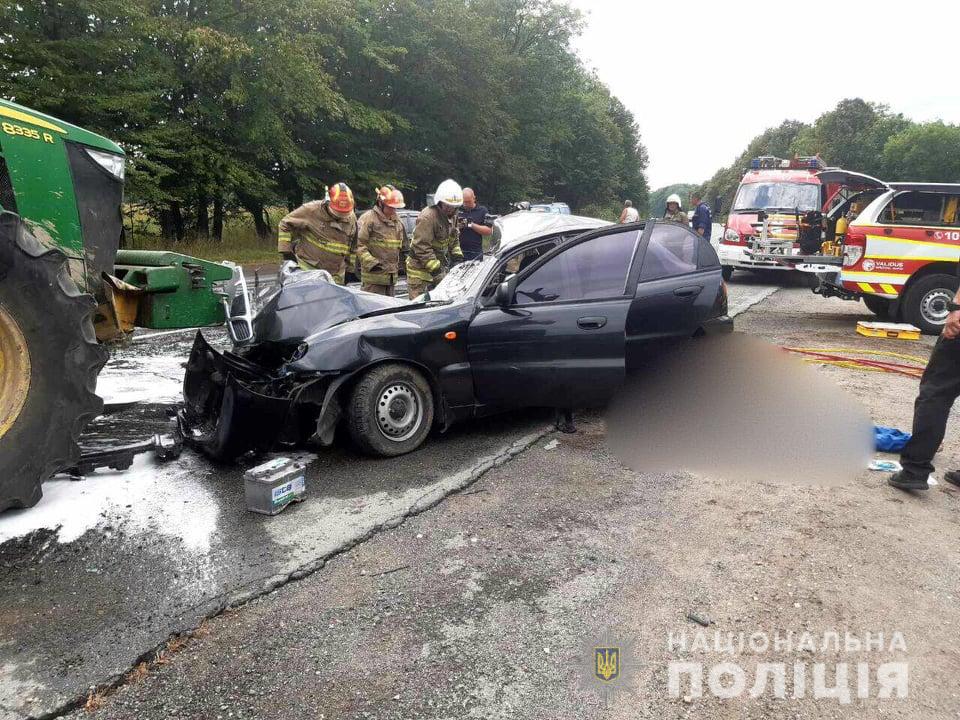 На Прикарпатті авто на швидкості влетіло в трактор – троє людей загинули на місці