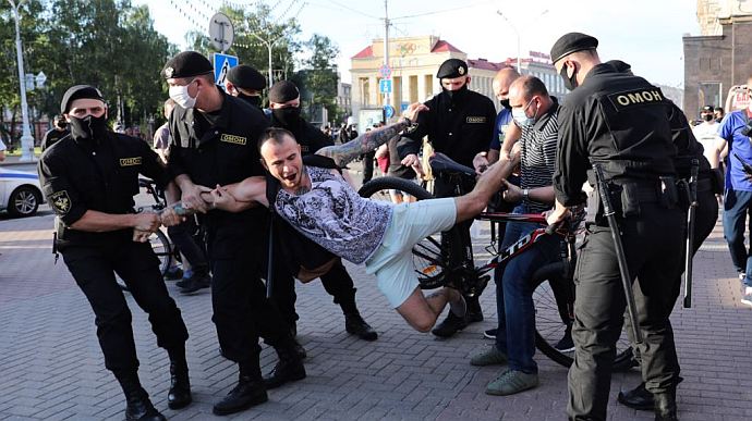 З розривом печінки і синцями на все тіло: побитих у Білорусі протестувальників показали на фото. 18+