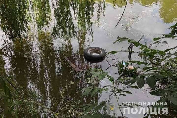На Черкащині автівка з’їхала в ставок: водій загинув