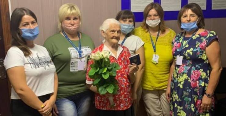 Українка в 102 роки отримала закордонний паспорт – вона мріє возз’єднатися з сім’єю