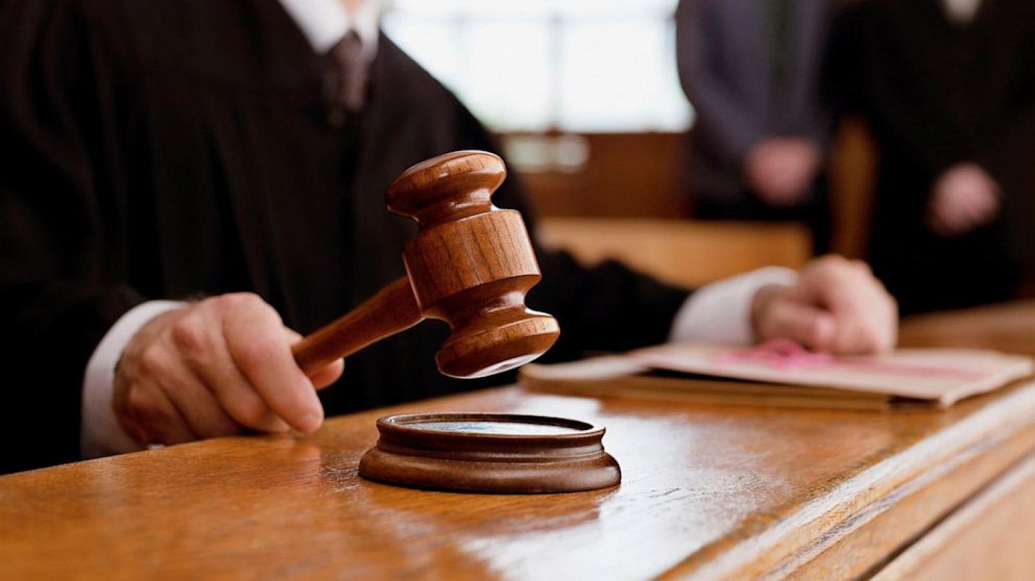 Суд скасував обмеження зарплати чиновникам на час карантину