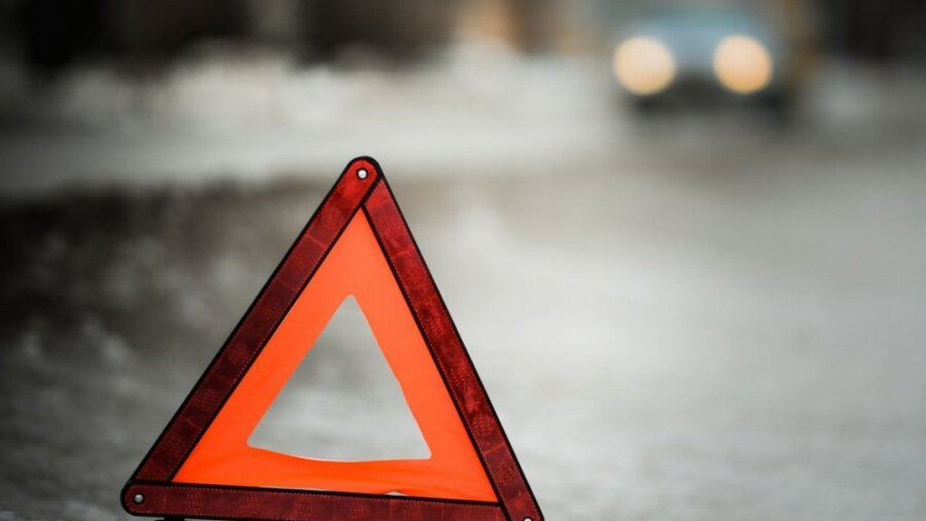 Авто на швидкості влетіло у кафе: у Києві сталась моторошна ДТП (фото, відео)