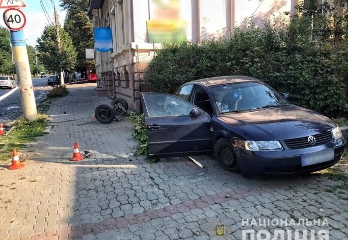 У Чернівцях автівка влетіла у зупинку, жінці відірвало гомілку. Відео