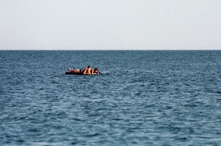 На українському курорті двох жінок з дитиною віднесло в море