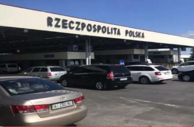 Кордон з Польщею заполонили заробітчани – смажаться під сонцем цілодобово заради злотих