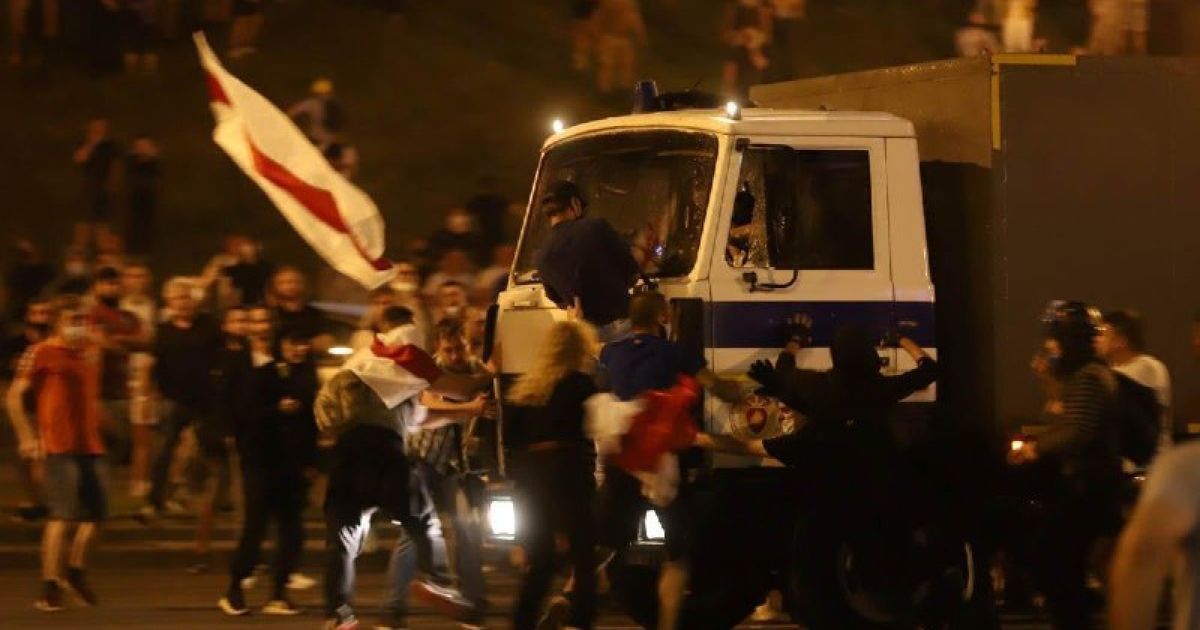 Без свідомості бився в конвульсіях: білорус розповів, як автозак таранив мітингувальників в Мінську