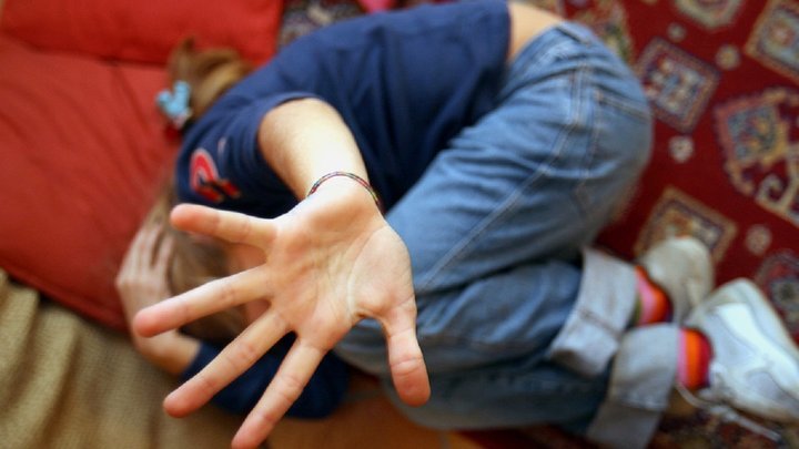 У Сумах банда підлітків місяцями ґвалтували 6-річного хлопчика, а поліція не зважала