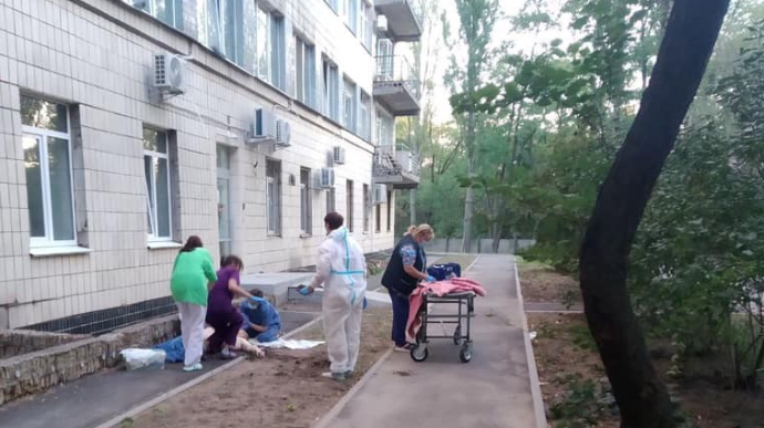 У столичній лікарні, де лікують COVID, двоє чоловіків наклали на себе руки