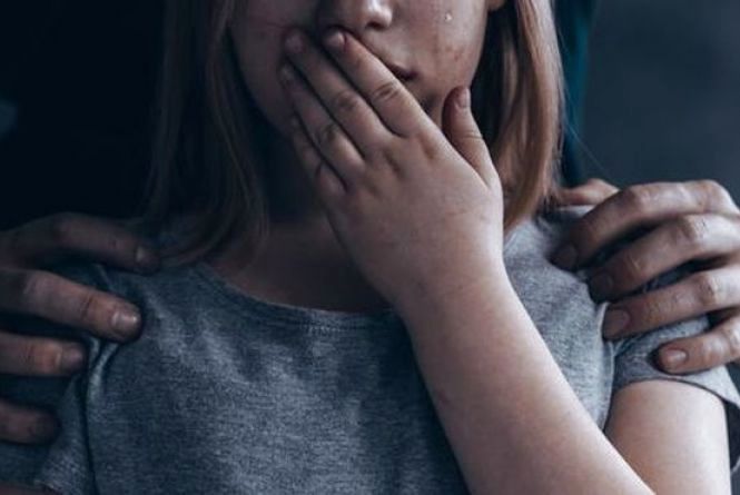 Вдома чекала вагітна дружина: матір 12-річної дівчинки спіймала педофіла на гарячому (фото)