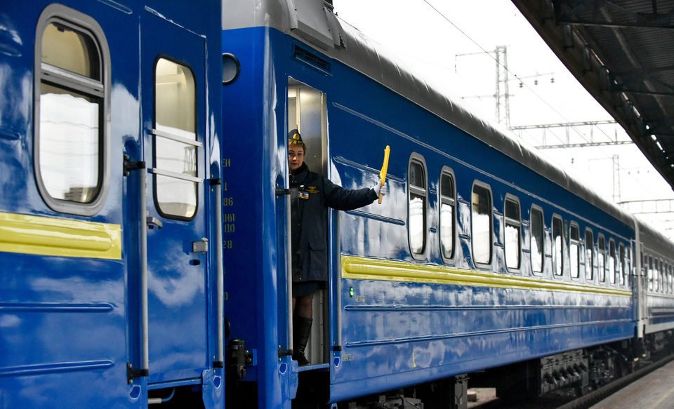 Хотів на ходу застрибнути у поїзд: у Києві чоловік мало не вбив себе (відео 18+)