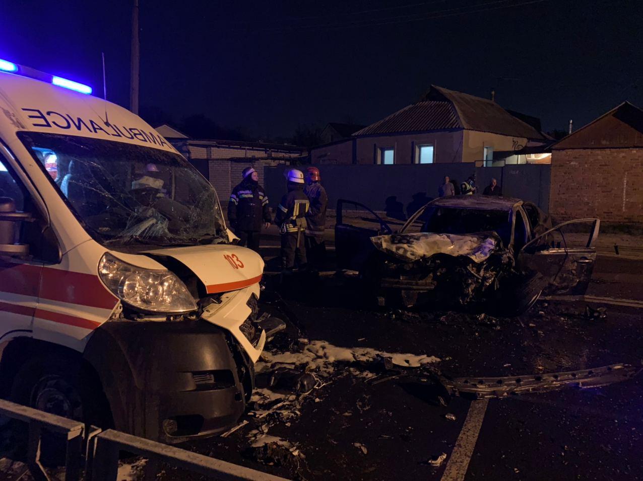 У Харкові авто протаранило “швидку” з вагітною жінкою і загорілося: фото і відео