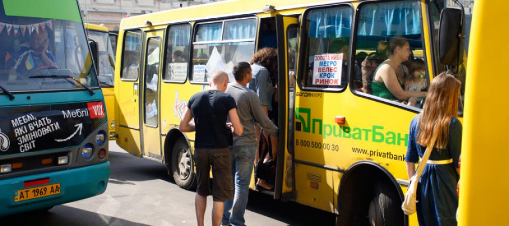 У Франківську водії виганяють школярів з маршруток, батьки лютують – додому пішки