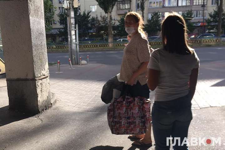 Несла дитину в пакеті: у центрі Києва затримали неадекватну жінку (фото)