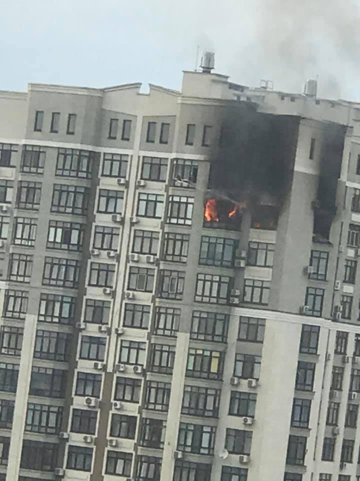 У Києві серйозна пожежа в багатоповерхівці: жінка рятується стоячи на кондиціонері на 24-му поверсі, відео