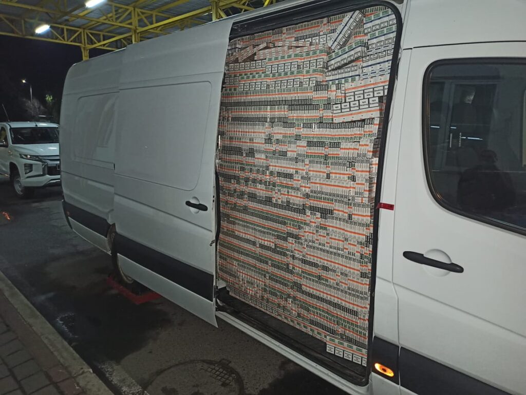 Псевдодипломат хотів перевезти через кордон повний мікроавтобус сигарет. Відео