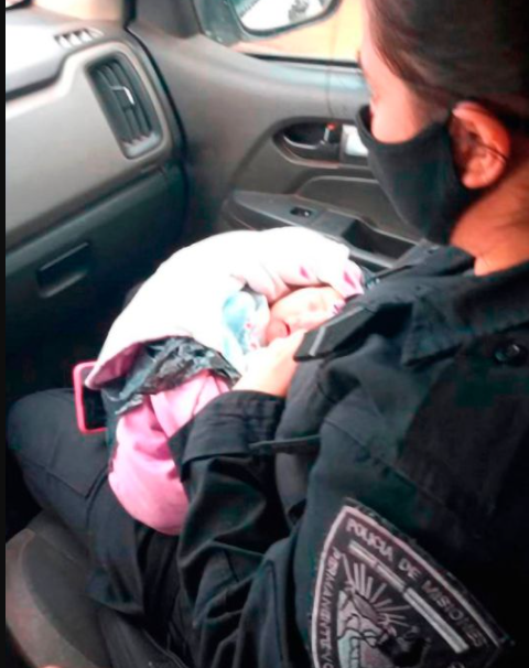Поліцейські знайшли маля на вулиці, яке плакало – в його спину був встромлений ніж