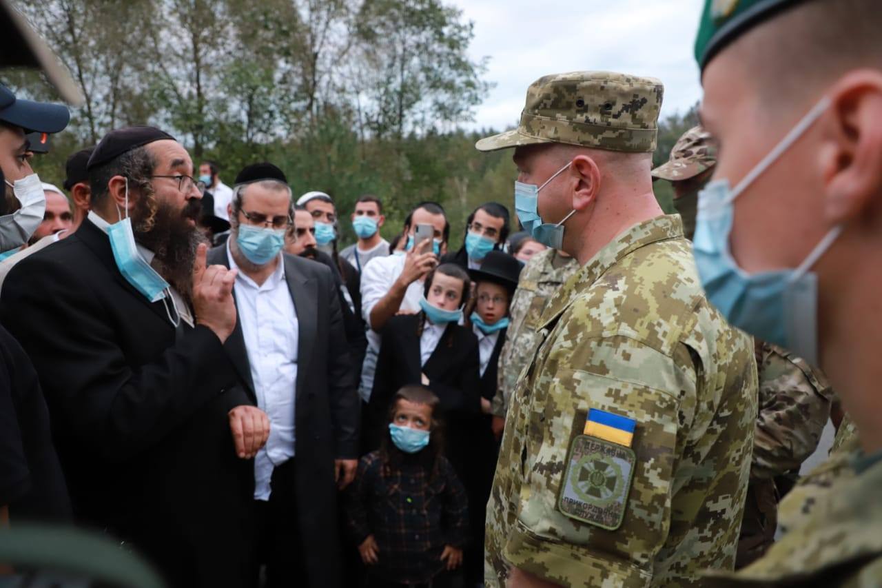 Сотні хасидів намагалися “прорватися” в Україну з боку Білорусі: фото