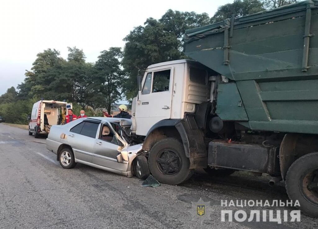На Київщині вантажівка наїхала на легковик, загинули жінка і її неповнолітня дочка