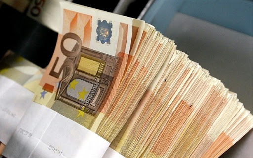 “Хлопець порадив, щоб на Шанель вистачало”: дівчина навмисно відпиляла собі руку, щоб “заробити” (фото, відео)