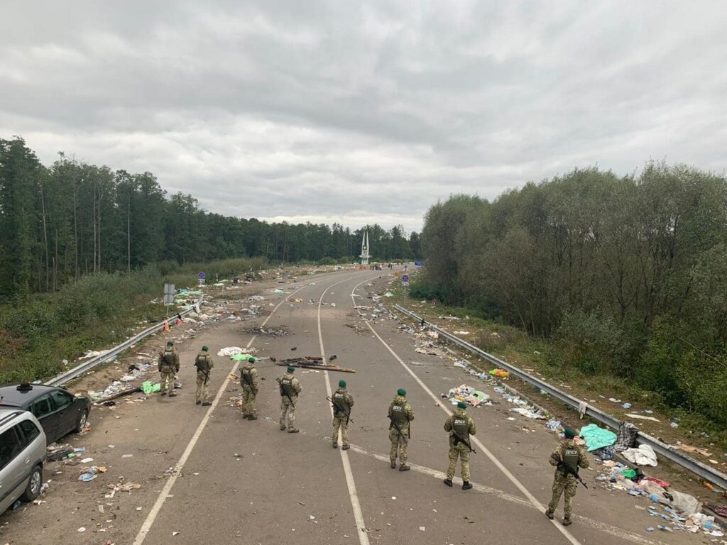 Хасиди покинули українсько-білоруський кордон, залишивши після себе купи сміття. Фото