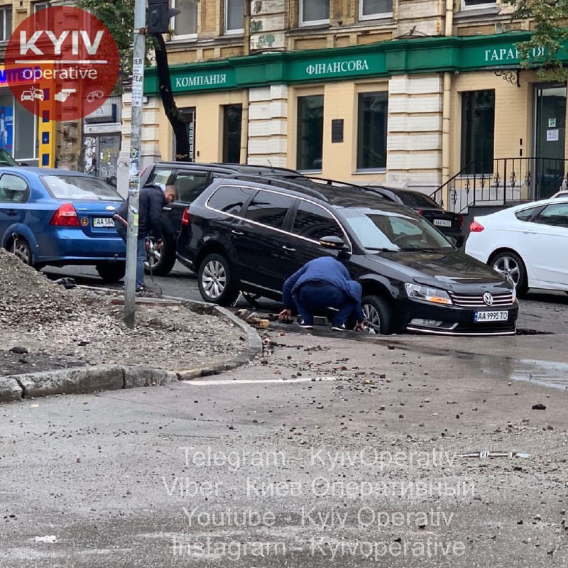 Пішов під асфальт: в Києві на розмитій дощем дорозі постраждав автомобіль, фото