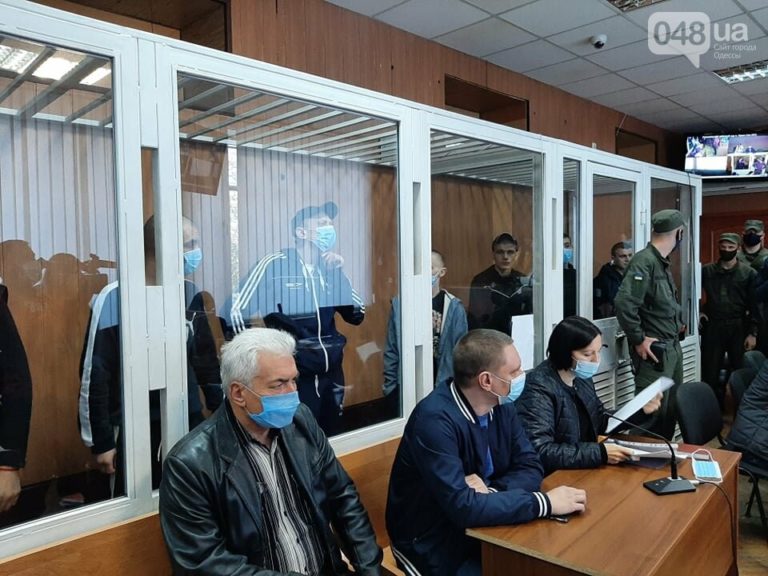 Били, давали їжу з хробаками: в Одесі семеро ув’язнених порізали вени (фото)