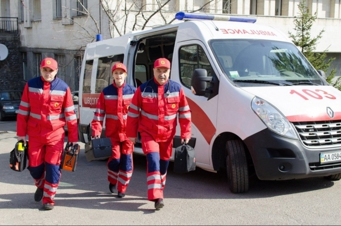 Експерт розповів, яку зарплату мали би отримувати українські лікарі, які протистоять коронавірусу