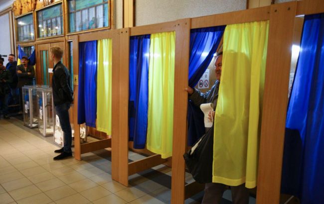 На Франківщині спостерігач приніс на дільницю ніж замість ручки, село в коматозі