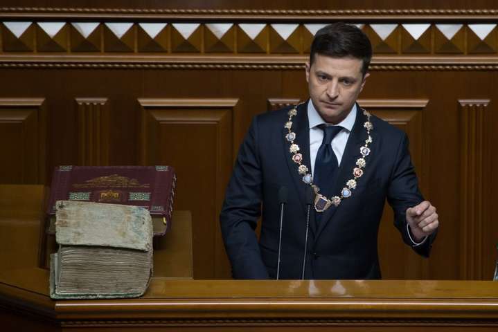 “Їдьте у Росію, якщо вам там подобається”: Зеленський публічно пригрозив депутатам