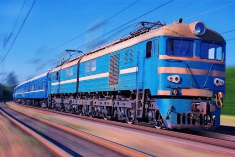 ​У Києві дівчина потрапила під потяг, який мчав на швидкості, і дивом вижила: відео