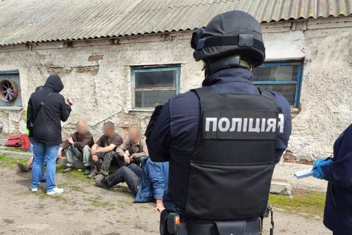 На Харківщині сім’я фермерів тримала в рабстві дев’ять чоловік