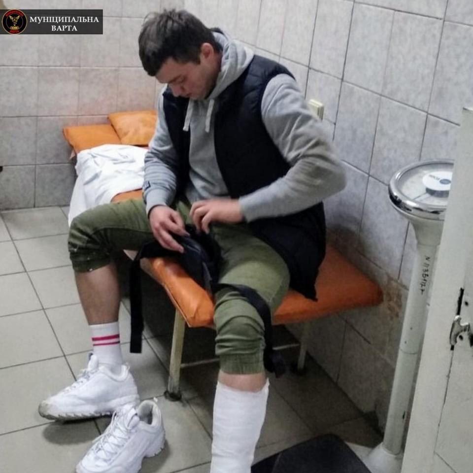 Гамселив стільцем, коли той стікав кров’ю: неадекват по-звірячому побив лікаря просто на прийомі (фото 18+)
