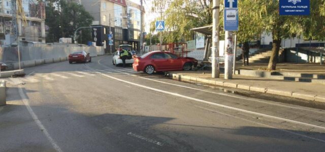 В Одесі один водій зніс електроопору, а друга – зупинку автобуса