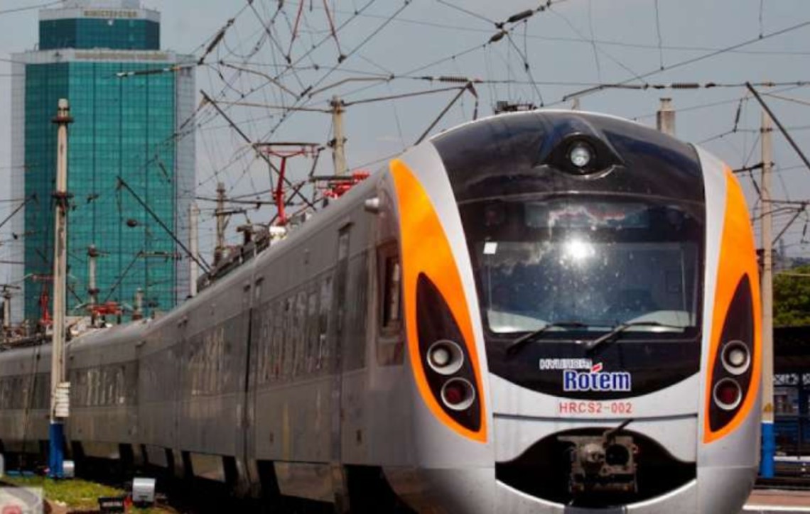Поїзд розчавив авто під Полтавою: останні секунди життя водія потрапили на відео