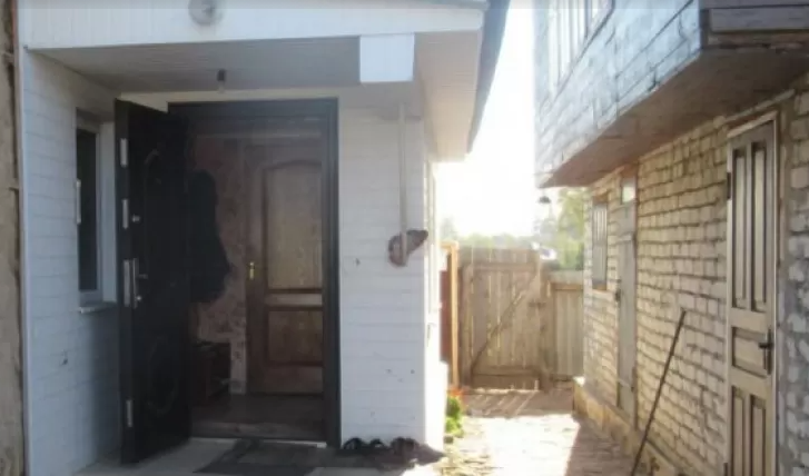 Дитина всю ніч сиділа біля тіла матері: жінка померла страшною смертю у власному домі (фото)