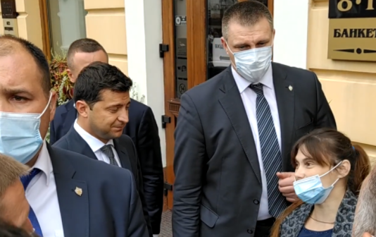 “Здохни, па*ла!”: Зеленського у Чернівцях жорстко облаяли під час візиту (відео)